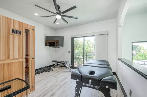 1292 E Valley Forge Dr, Fresno, CA 93720-1418