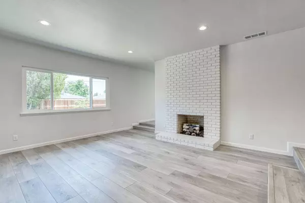 5276 N 1st ST, Fresno, CA 93710