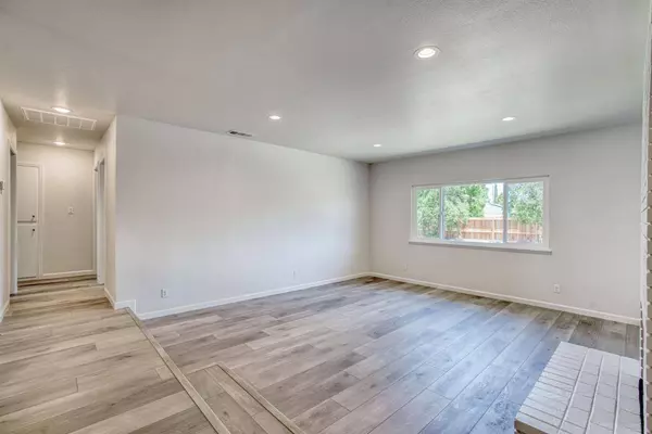 5276 N 1st ST, Fresno, CA 93710