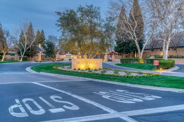 3266 E Via Montiano AVE, Clovis, CA 93619