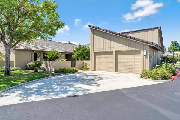 1724 Tollhouse LN, Clovis, CA 93611