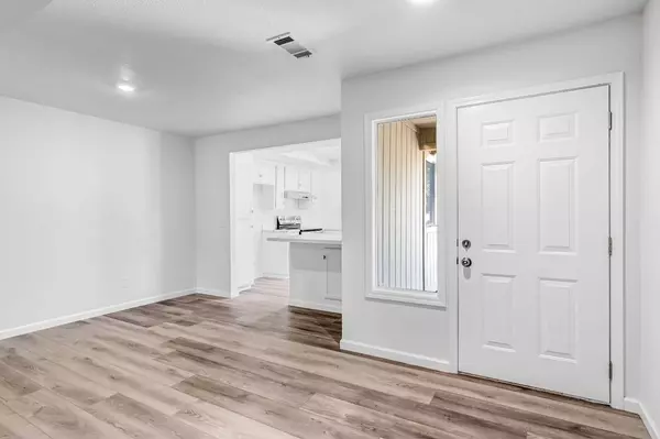 1724 Tollhouse LN, Clovis, CA 93611