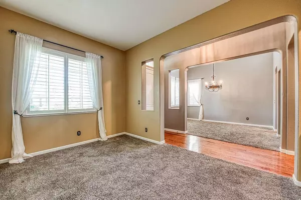 1925 N Whiteash AVE, Clovis, CA 93619