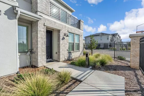 554 W Mahogany LN, Clovis, CA 93611