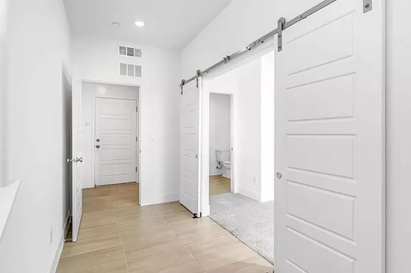 554 W Mahogany LN, Clovis, CA 93611