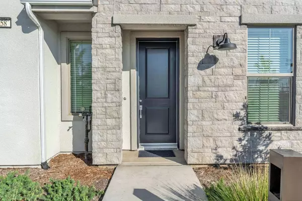 554 W Mahogany LN, Clovis, CA 93611