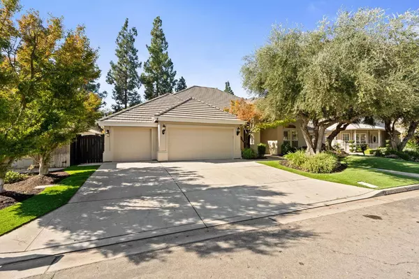 1353 E Saint James CIR, Fresno, CA 93720