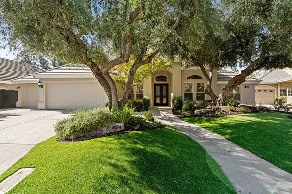 1353 E Saint James CIR, Fresno, CA 93720