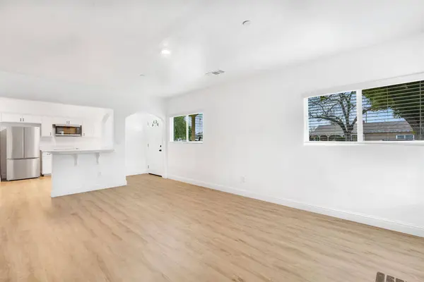 4877 E Illinois AVE, Fresno, CA 93727