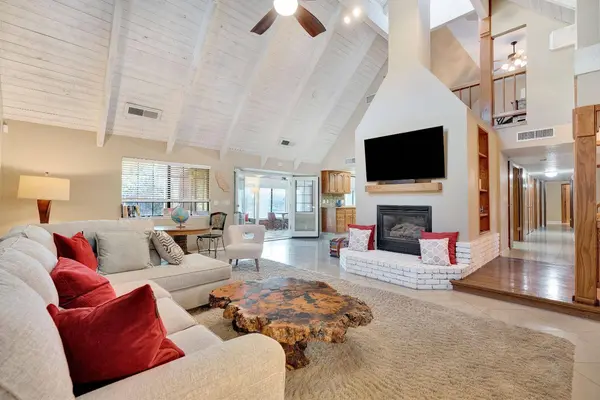 327 E Audubon DR, Fresno, CA 93720