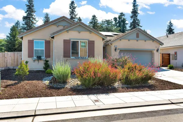 1807 Las Rosas AVE, Clovis, CA 93619