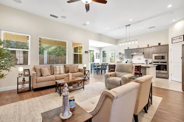 1807 Las Rosas AVE, Clovis, CA 93619