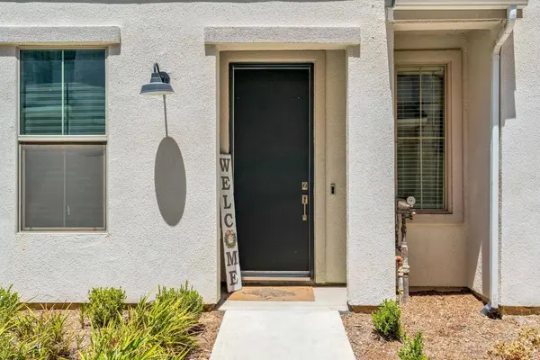 10964 N Honeysuckle DR, Fresno, CA 93730