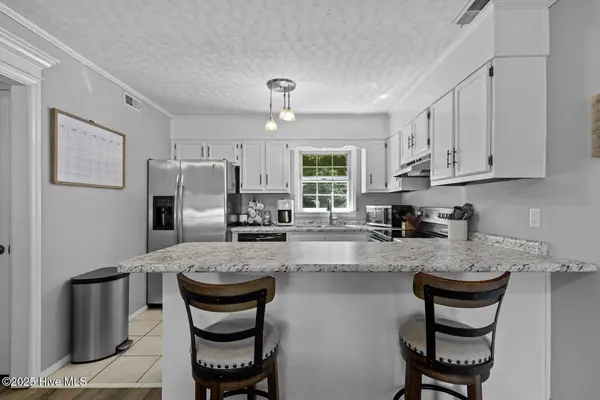 210 E Willowood LN, Jacksonville, NC 28546