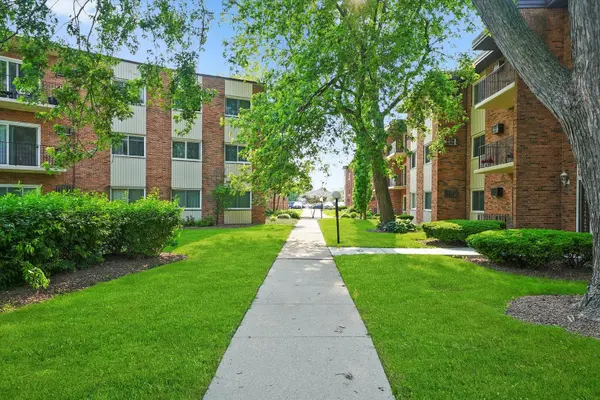 4113 W 97th PL #104, Oak Lawn, IL 60453