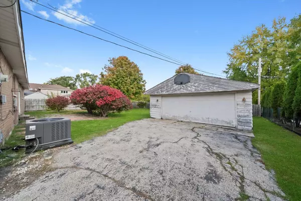 8521 S 83rd AVE, Hickory Hills, IL 60457