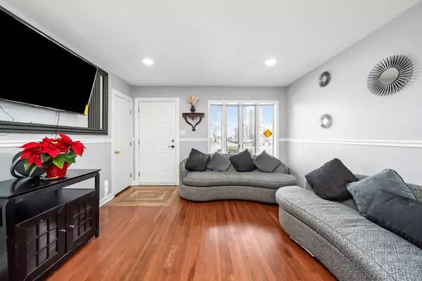 7852 Neenah AVE, Burbank, IL 60459