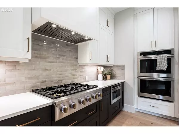 8590 SW LAUREL LEAF LN, Portland, OR 97225