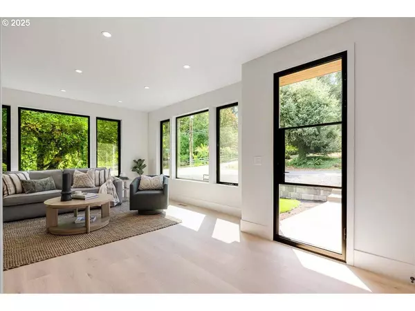 990 LUND ST, Lake Oswego, OR 97034