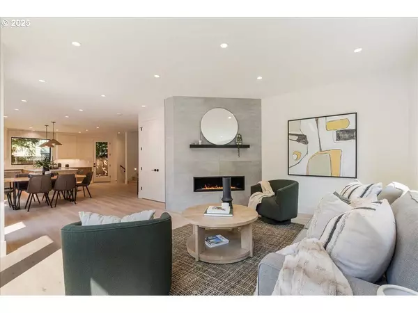 990 LUND ST, Lake Oswego, OR 97034