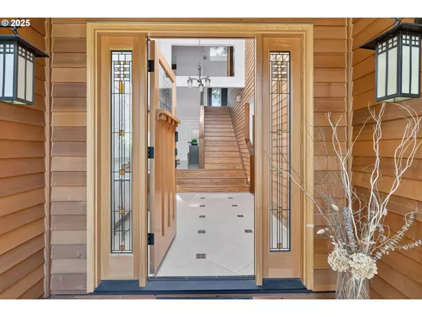 1990 Indian Trail, Lake Oswego, OR 97034