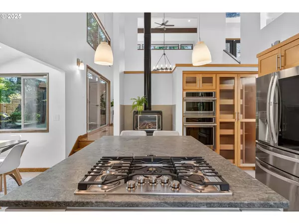 1990 Indian Trail, Lake Oswego, OR 97034