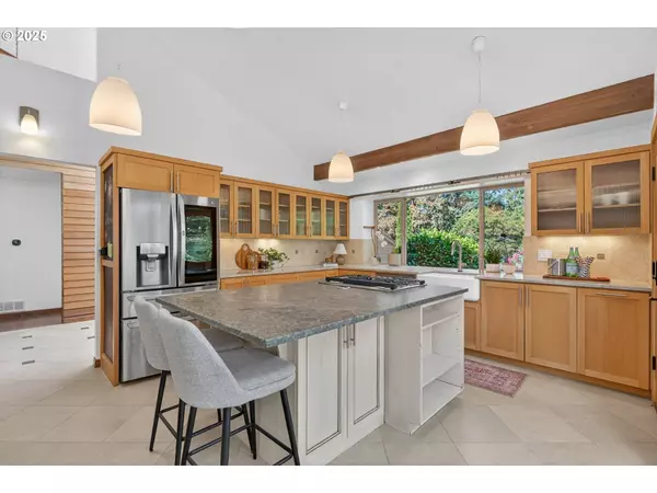 1990 Indian Trail, Lake Oswego, OR 97034