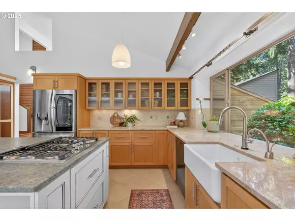 1990 Indian Trail, Lake Oswego, OR 97034