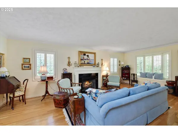 149 IRON MOUNTAIN BLVD, Lake Oswego, OR 97034