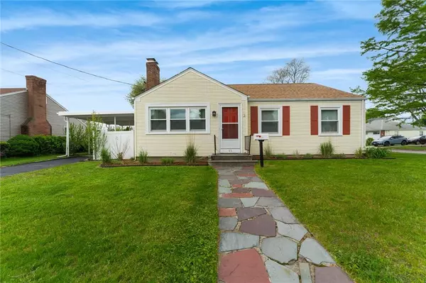 45 Cedarcrest DR, Pawtucket, RI 02861