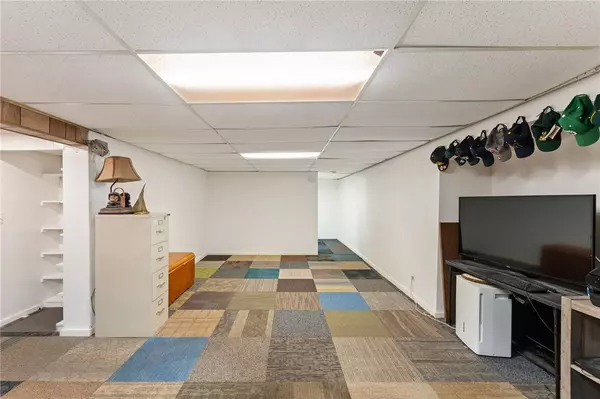 45 Cedarcrest DR, Pawtucket, RI 02861