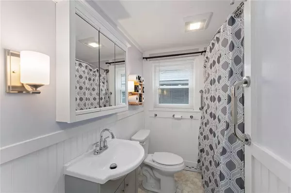 45 Cedarcrest DR, Pawtucket, RI 02861