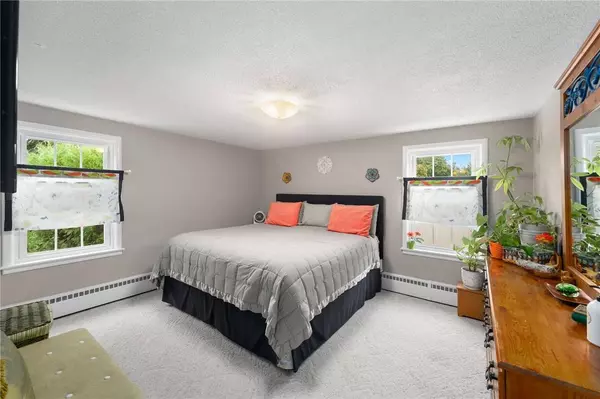 25 Hillview AVE, North Smithfield, RI 02896