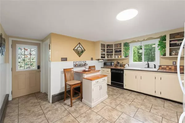 25 Hillview AVE, North Smithfield, RI 02896