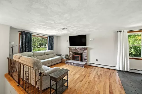 9 Heritage CIR, Johnston, RI 02919