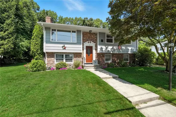 9 Heritage CIR, Johnston, RI 02919