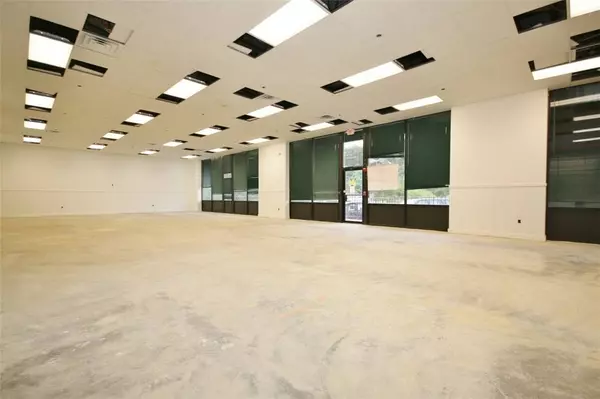 82 Newbury ST, MA 01960