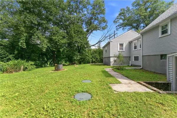 917 Woonsocket Hill RD, North Smithfield, RI 02896