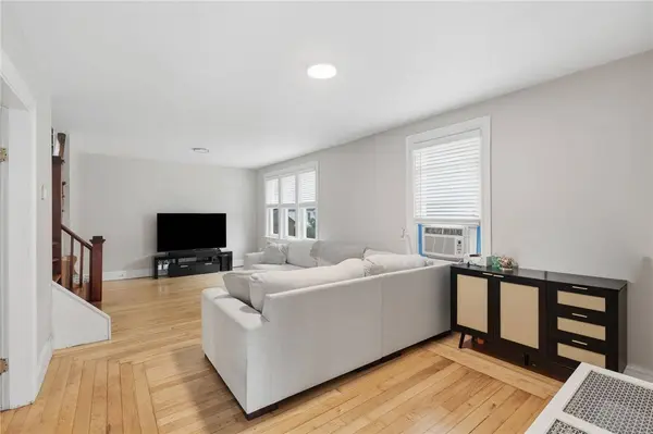 16 Beechcrest ST, Warwick, RI 02888