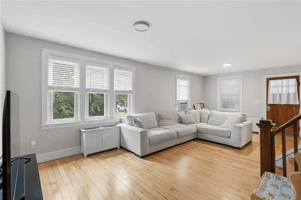 16 Beechcrest ST, Warwick, RI 02888