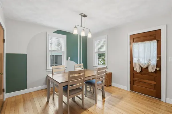 16 Beechcrest ST, Warwick, RI 02888