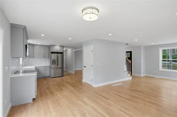 14 Elaine DR, Hopkinton, RI 02833