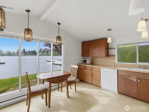 1302 E Lakeshore DR, Lake Stevens, WA 98258