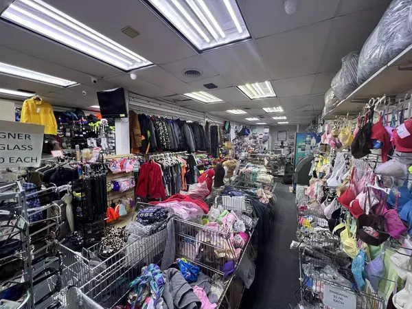 6513 N Clark ST, Chicago, IL 60626