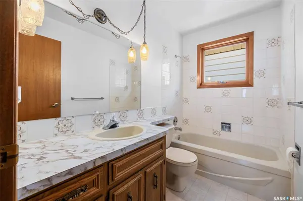 21 Merlin CRESCENT N, Regina, SK S4R 3E2