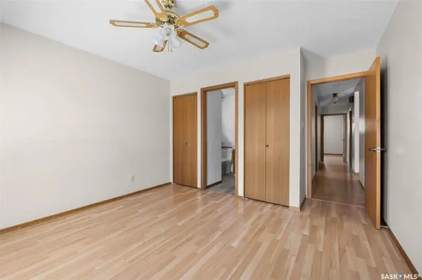 21 Merlin CRESCENT N, Regina, SK S4R 3E2