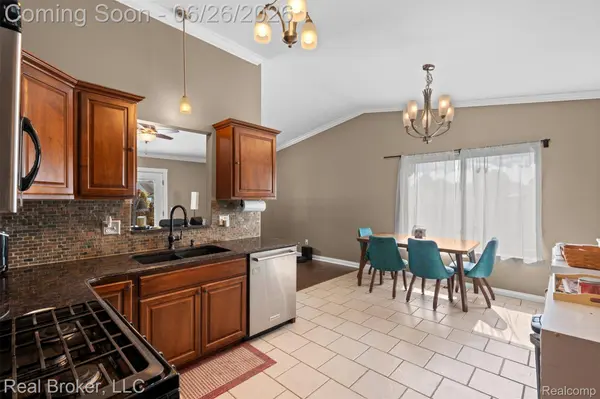 16380 Sudbury CT, Macomb Township, MI 48044
