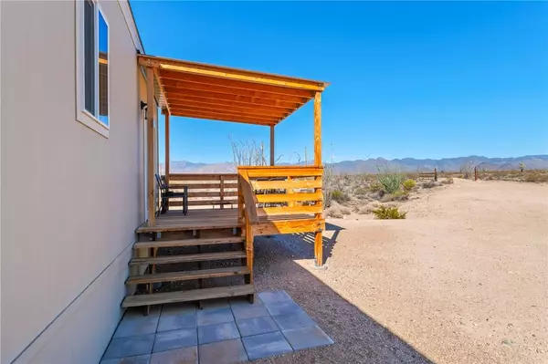 14111 S Dateland RD, Yucca, AZ 86438