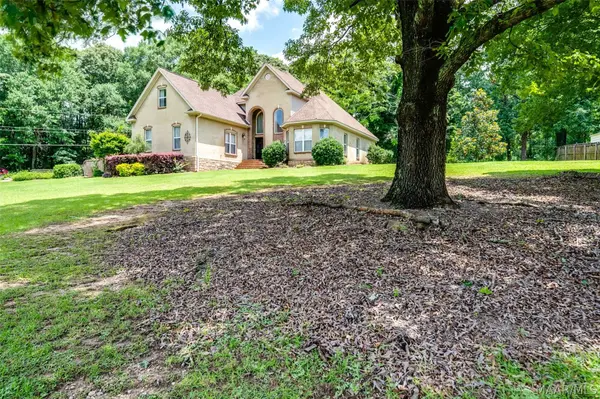 80 Gunnells RD, Deatsville, AL 36022