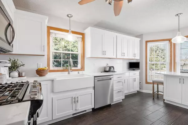 9405 Esk LN, Inver Grove Heights, MN 55077